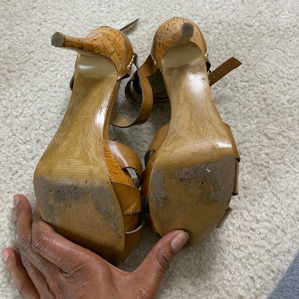 Tan heels - Picture 4 of 4